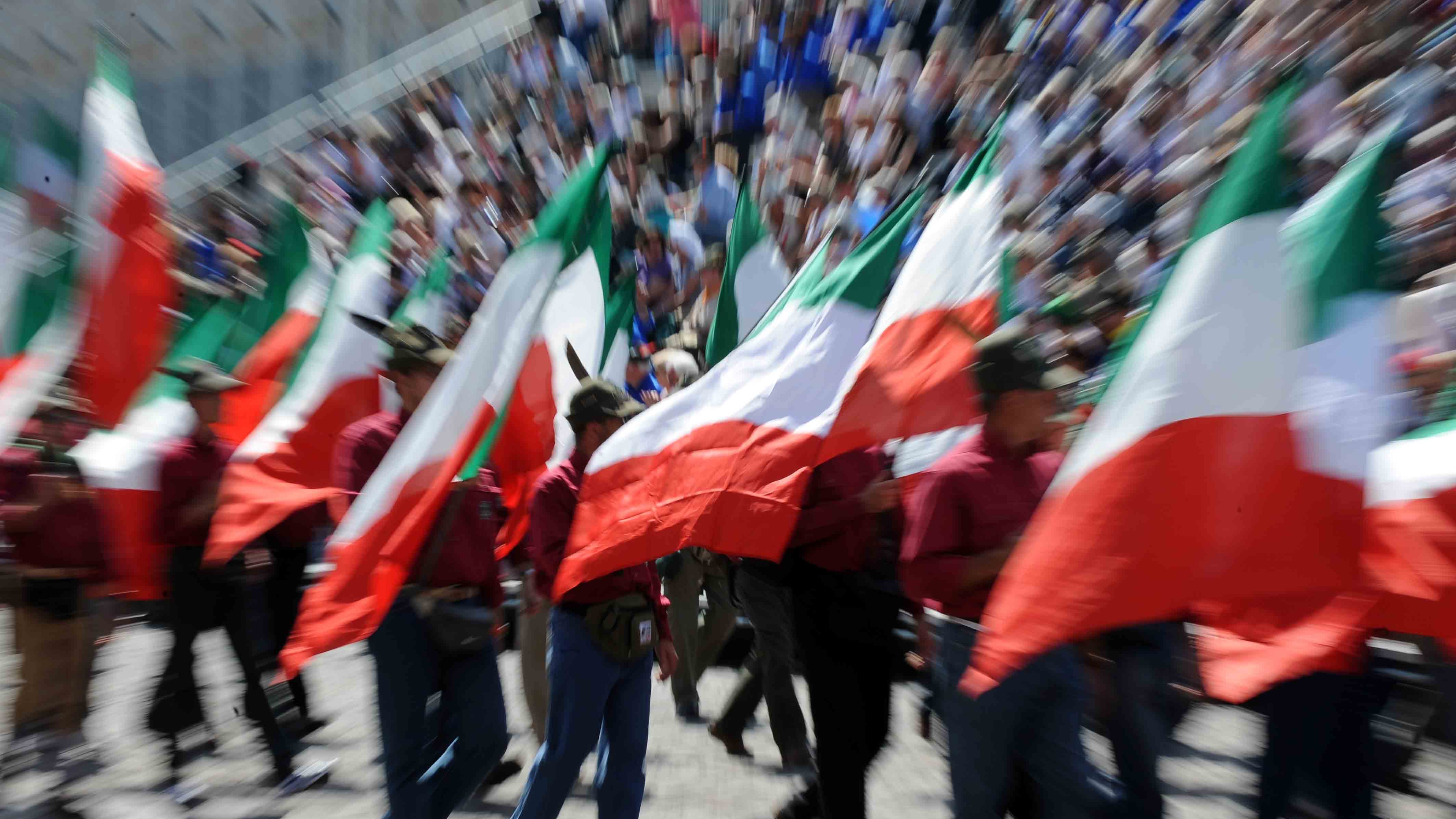 Sassi e binari in fiamme Anarchici all'attacco della festa degli alpini