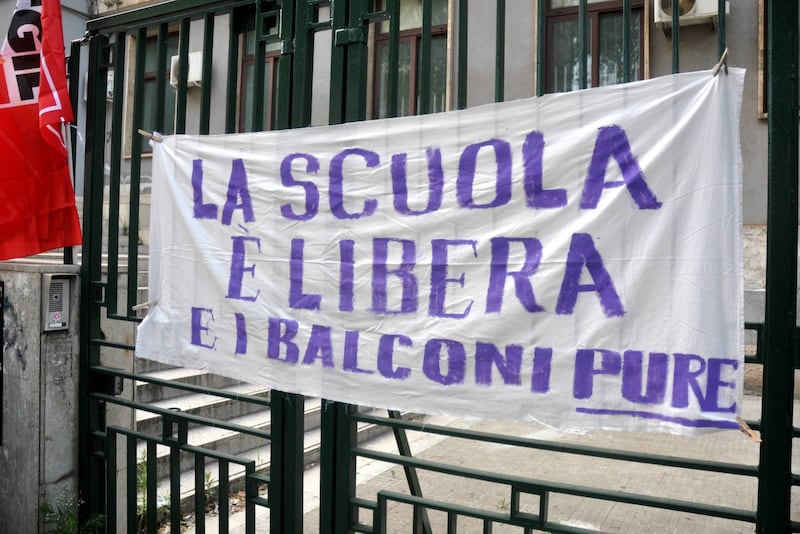 Sit-in a Palermo: slogan e striscioni a favore della prof sospesa 12