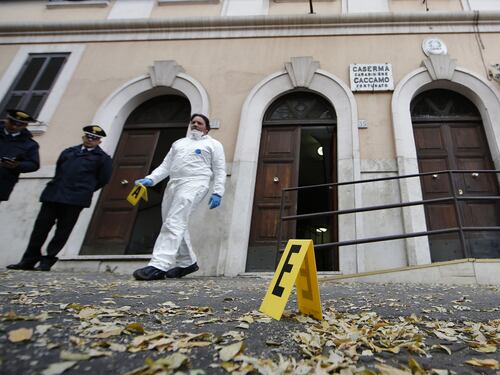 Roma, attacco ai carabinieri: bomba davanti alla caserma