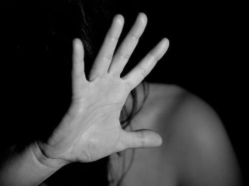 Stuprano a turno una 15enne: tre in manette