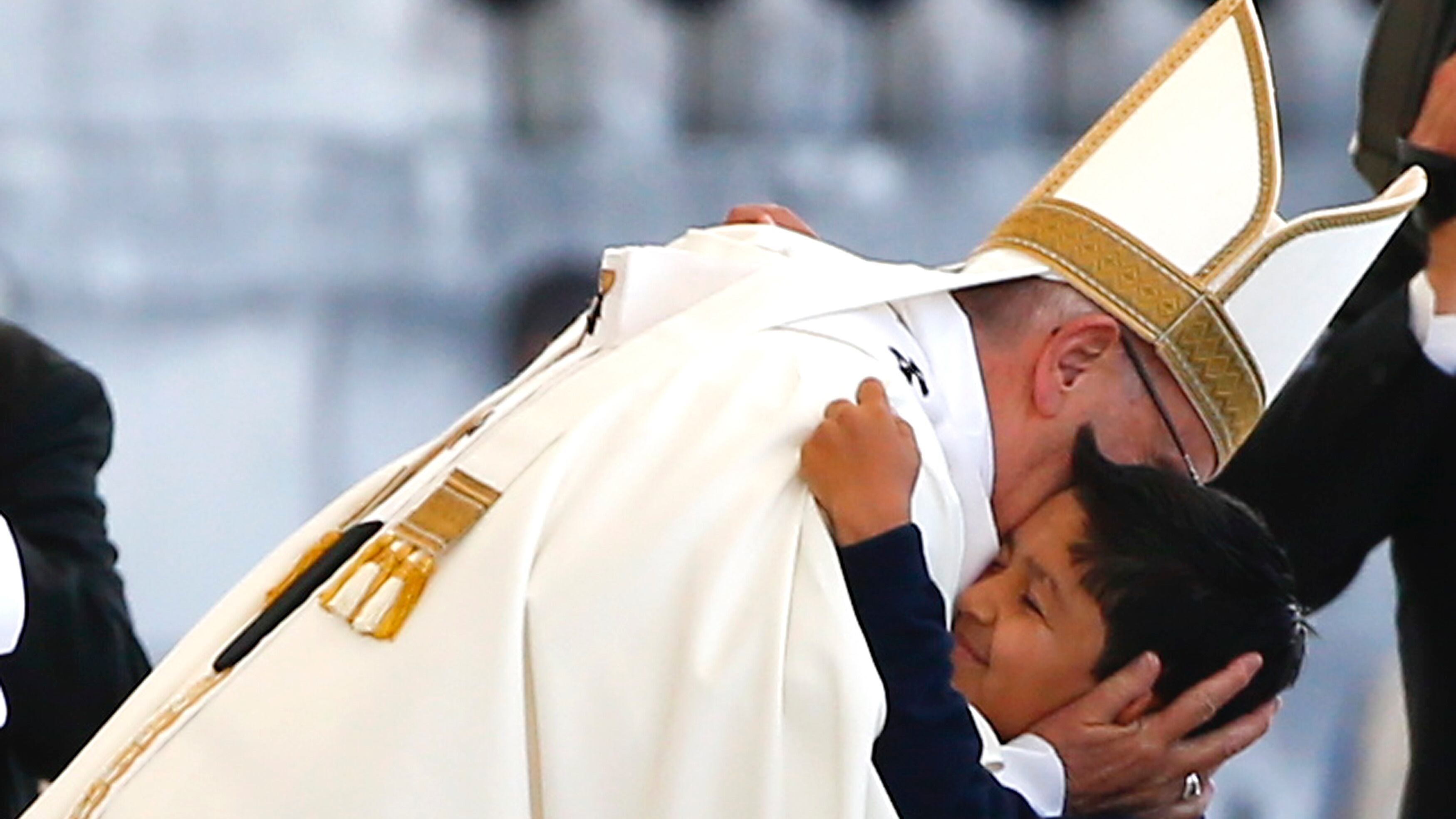 Il Papa abbraccia il miracolato. "Medjugorje non vale niente"