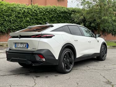 Peugeot 408 Hybrid 225: guarda la gallery del crossover francese (anche) plug-in 7