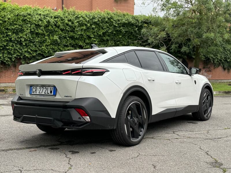 Peugeot 408 Hybrid 225: guarda la gallery del crossover francese (anche) plug-in 7