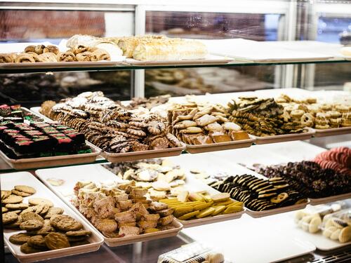 Mangiano una brioche fuori dalla pasticceria e vengono sanzionati