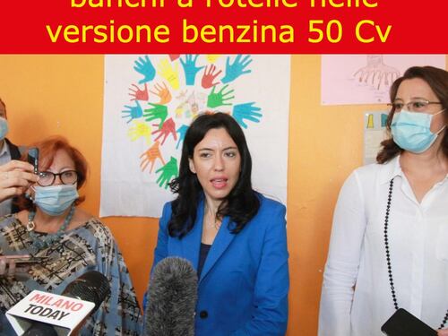 Ecco la satira del giorno: Azzolina prova i banchi