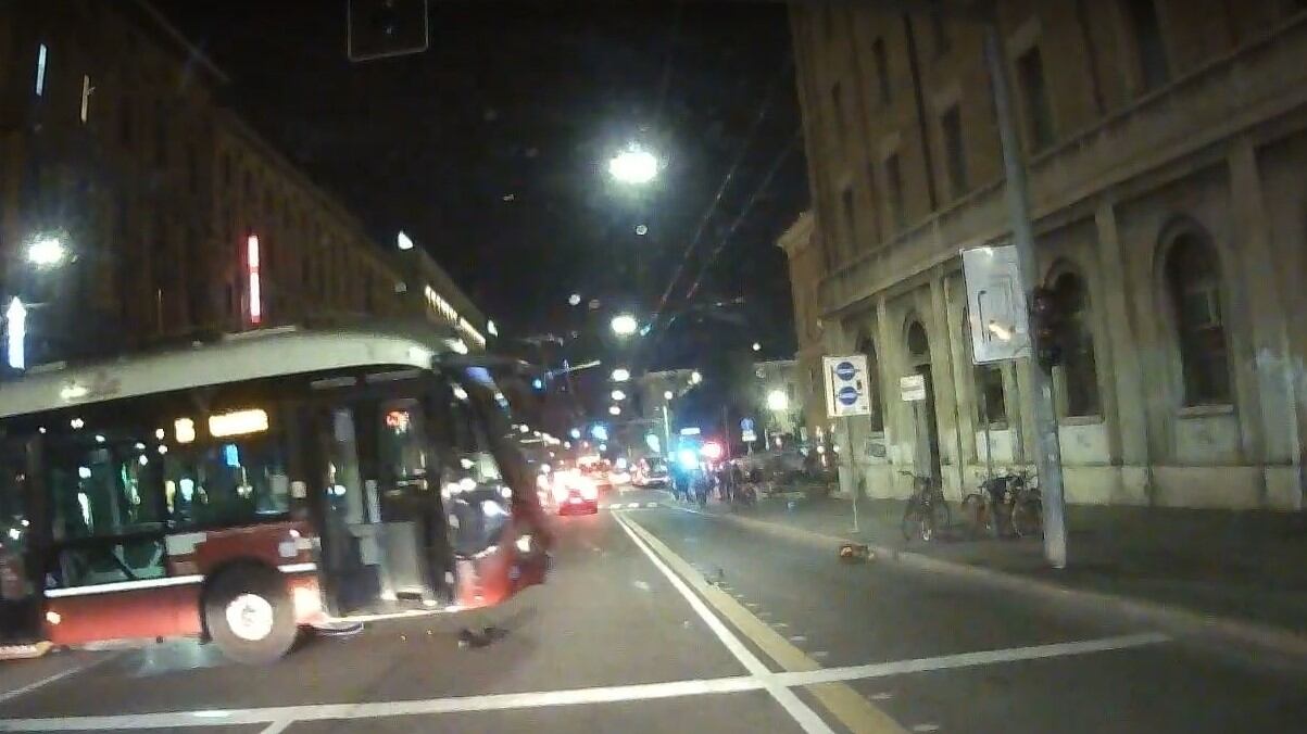 Bus senza conducente invade la strada: tragedia sfiorata a Bologna