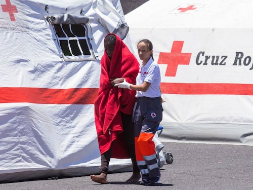 Migranti, la Corte Ue tutela gli irregolari: "I clandestini non vanno reclusi"
