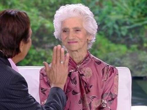 Isola dei Famosi, Giucas tenta di ipnotizzare la nonna di Simone. Mara: "Ma è più sveglia di me"