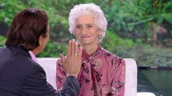 Isola dei Famosi, Giucas tenta di ipnotizzare la nonna di Simone. Mara: "Ma è più sveglia di me"