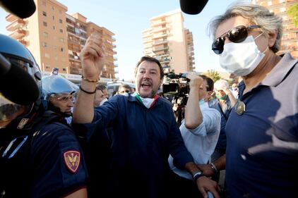 Matteo Salvini contestato a Mondragone, un ferito  16