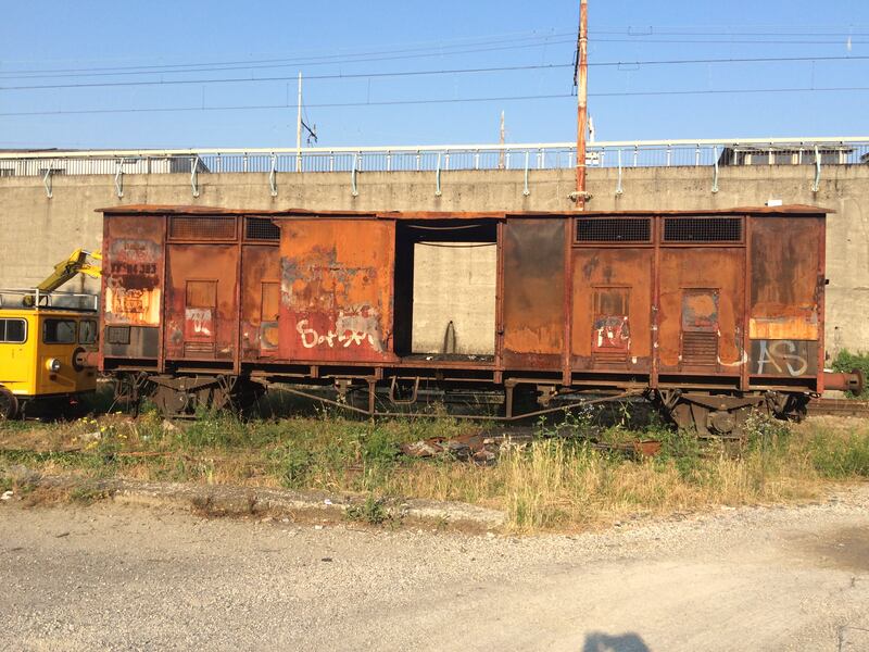 Nella rimessa ferroviaria dove i vagoni sono zeppi di rom e clandestini 1
