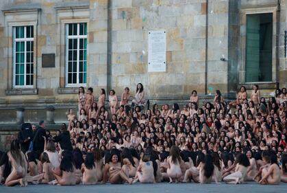 Bogotà, 6mila nudi in piazza: in posa per Tunick 18