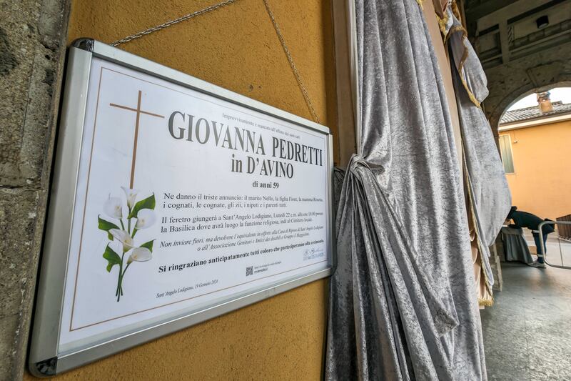 Oggi il funerale di Giovanna Pedretti: lo striscione contro la stampa, le farfalle incise sulla bara 1