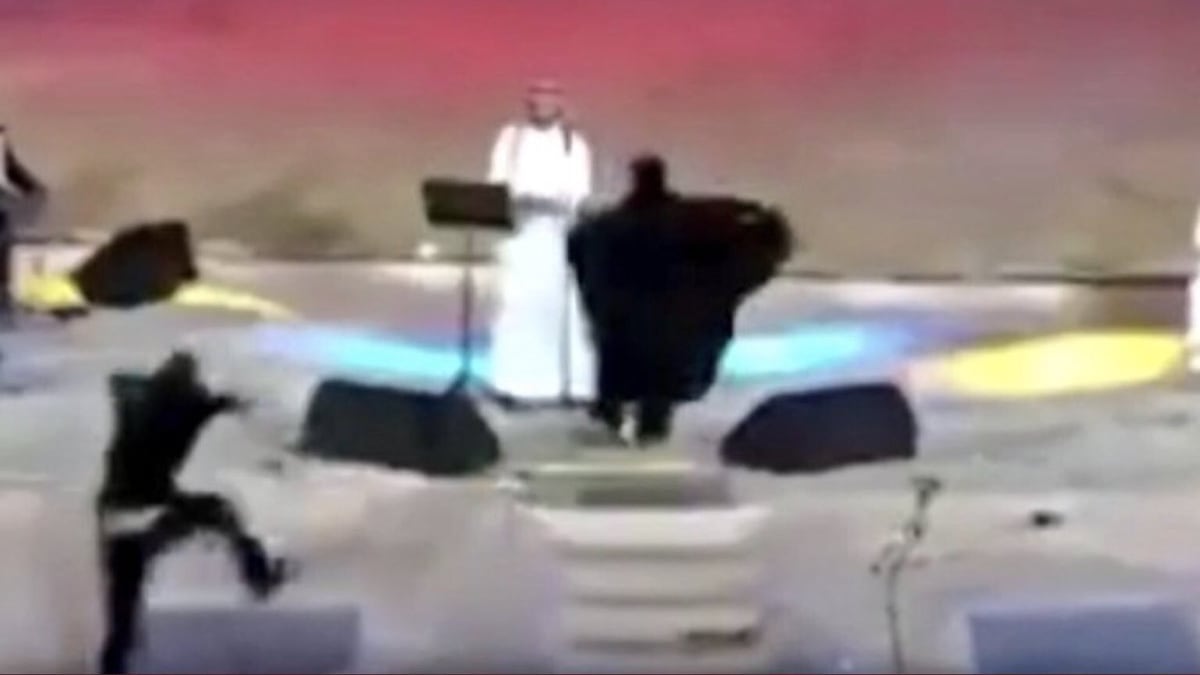 I sauditi hanno arrestato una donna per un abbraccio a un cantante