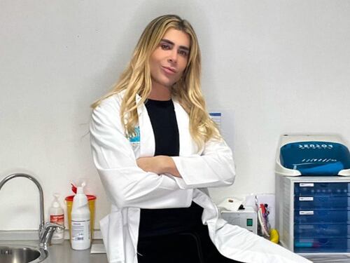 Foto osè sui social, bufera su Giacomo Urtis: insorgono medici e infermieri