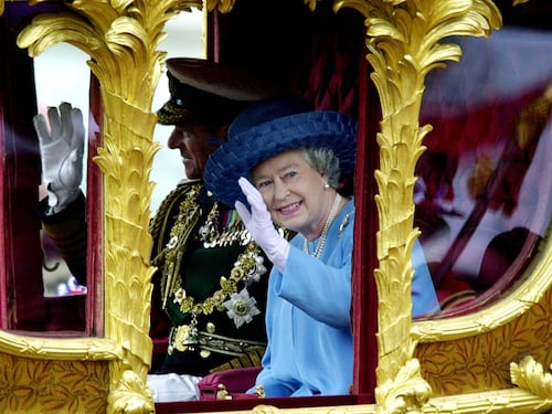 La Regina Elisabetta faceva pesare gli ospiti prima e dopo il pranzo di Natale. Ecco perchè