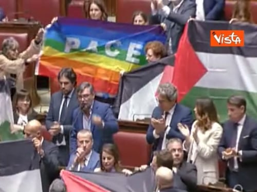 "La cosa vergognosa...". Il M5s espone la bandiera della Palestina alla Camera