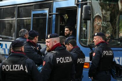 Milano, sgomberato il residence Cavezzali 13