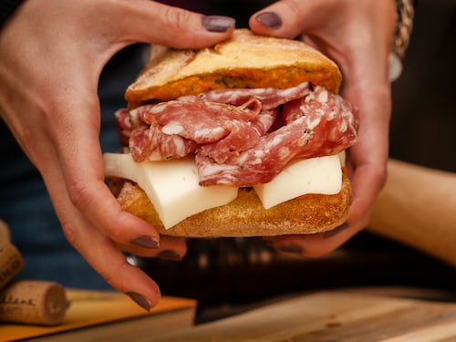 Il panino con la finocchiona diventa un insulto: la censura di Facebook