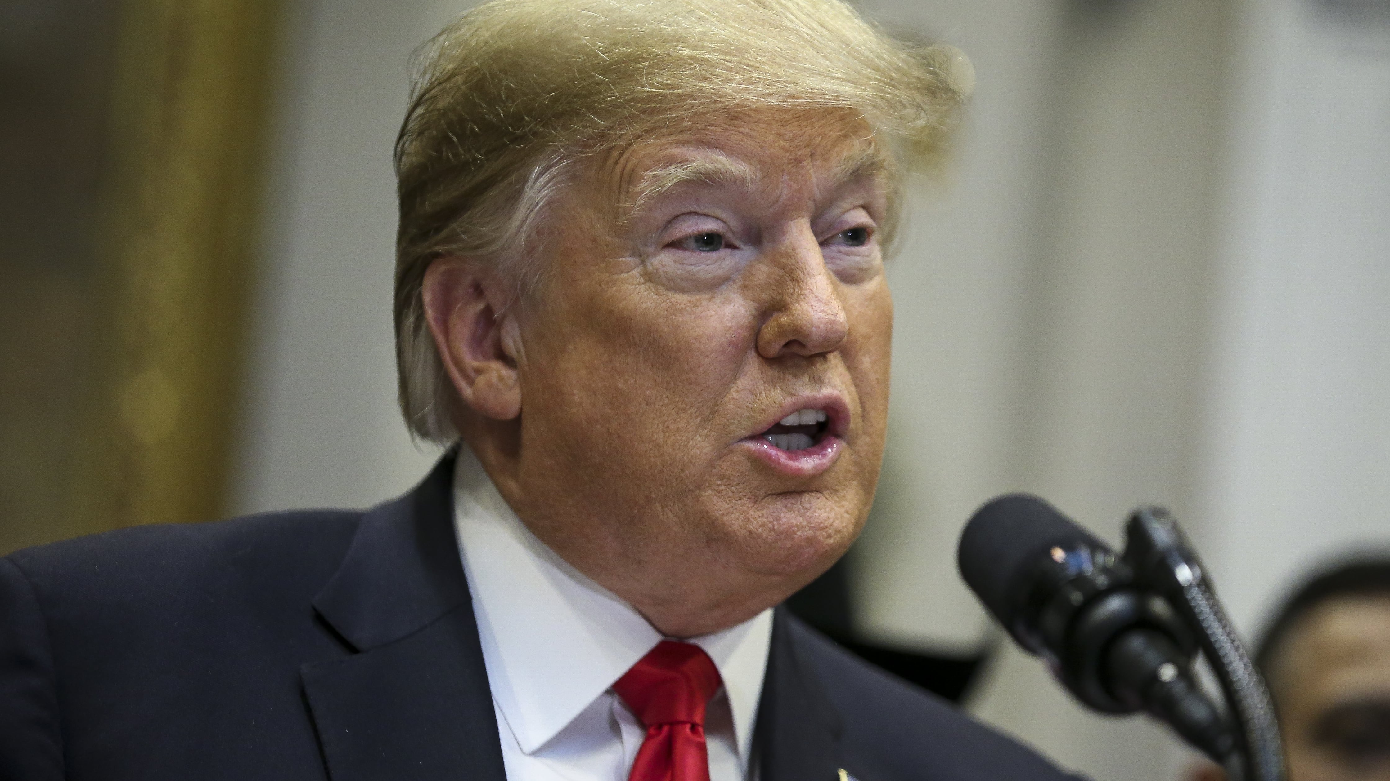 Trump bombarda la "sua" Fed per non perdere la poltrona