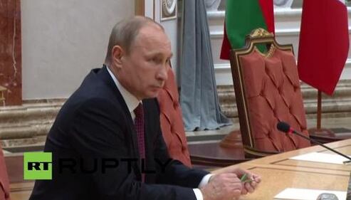 A Minsk Putin nervoso spezza una matita? 1