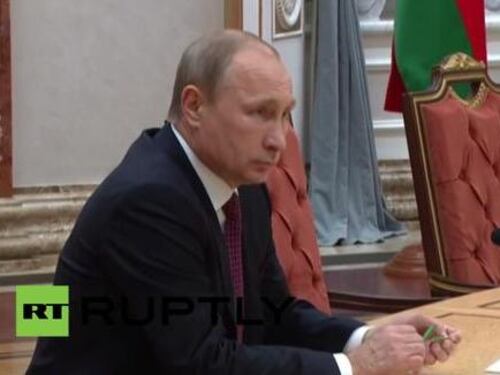 A Minsk Putin nervoso spezza una matita?
