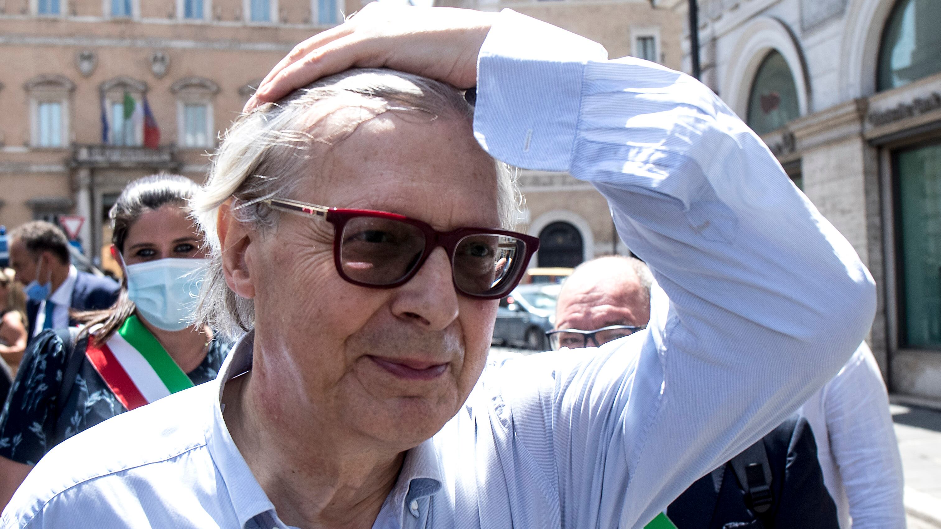 "Io insultato da quei talebani...": il racconto di Sgarbi