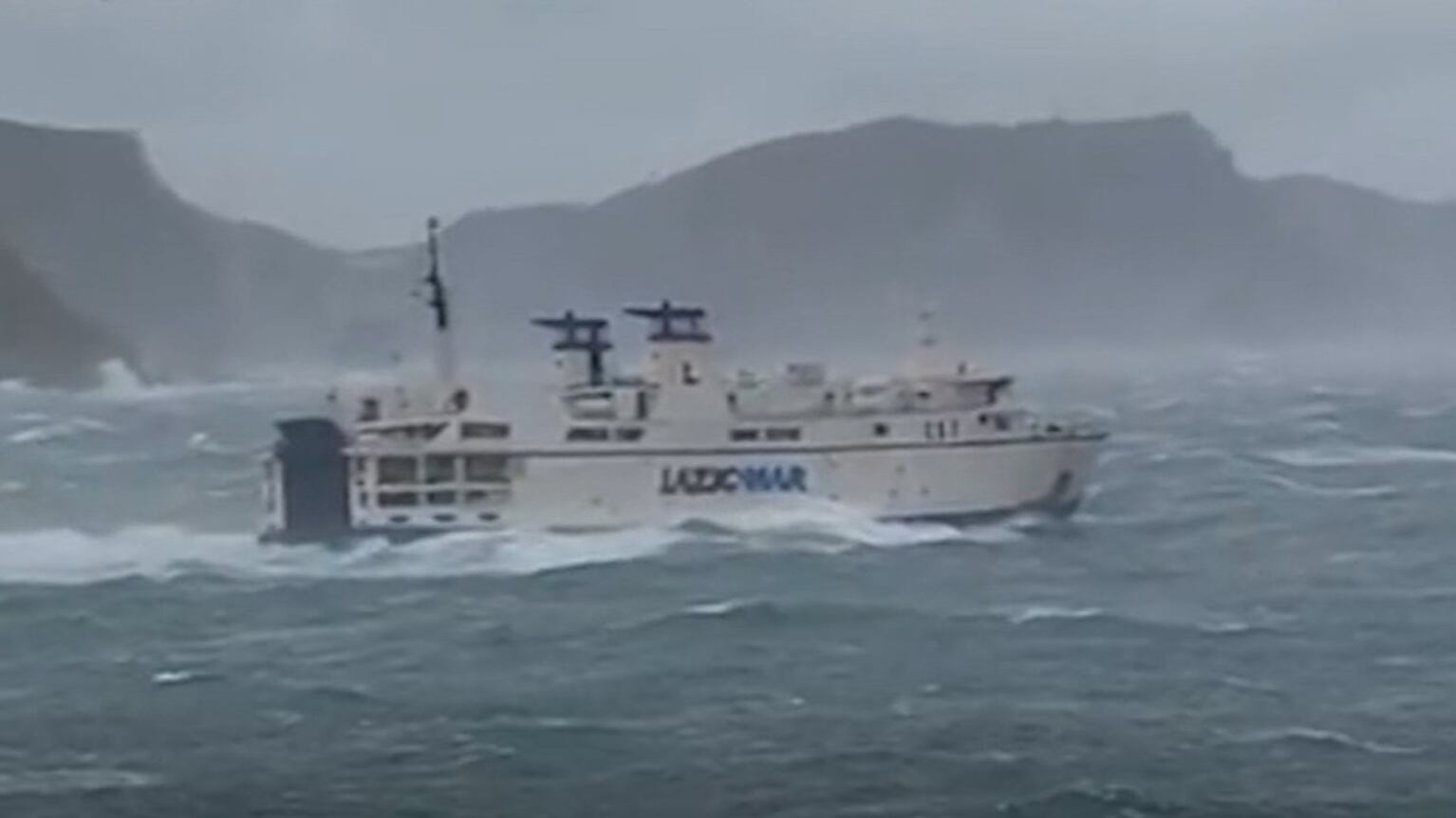Onde fino a 8 metri e il traghetto rischia di ribaltarsi: cos'è successo a Ponza