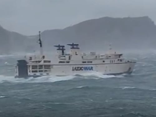 Onde fino a 8 metri e il traghetto rischia di ribaltarsi: cos'è successo a Ponza