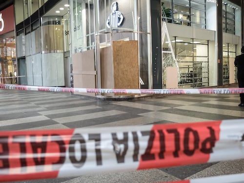 Milano, la conta dei danni dopo la guerriglia: negozi saccheggiati, auto distrutte e vetrine sfondate