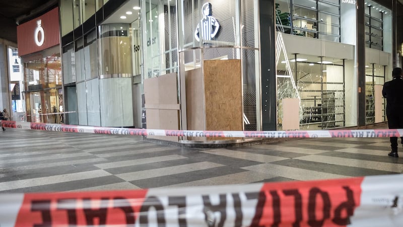Milano, la conta dei danni dopo la guerriglia: negozi saccheggiati, auto distrutte e vetrine sfondate