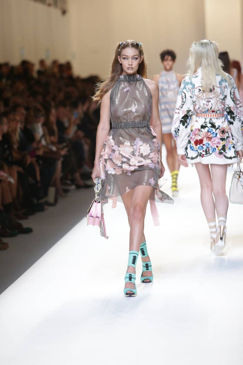 Gigi Hadid a seno nudo per Fendi 2