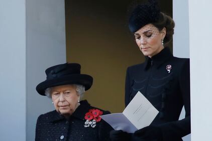 La Regina Elisabetta II, Camilla Parker Bowles e Kate Middleton al Remembrance Day: foto 2
