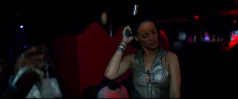 Rihanna, sexy killer in "Needed me": foto 8