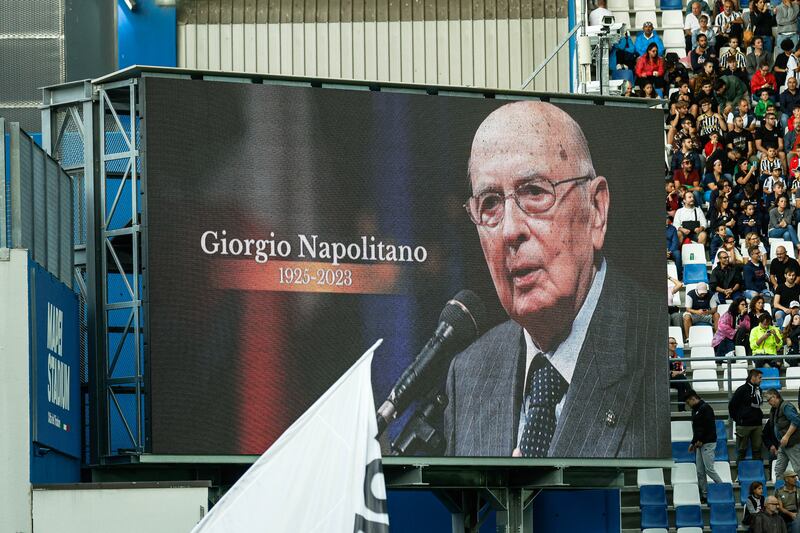 Napolitano, le immagini della camera ardente: il picchetto d'onore, le corone di fiori, l'arrivo dei politici 1