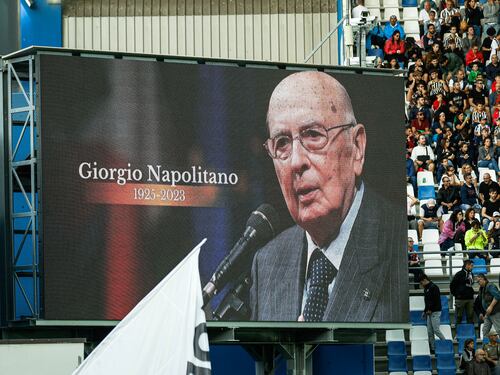 Napolitano: il picchetto d'onore, le corone di fiori, l'arrivo dei politici alla camera ardente