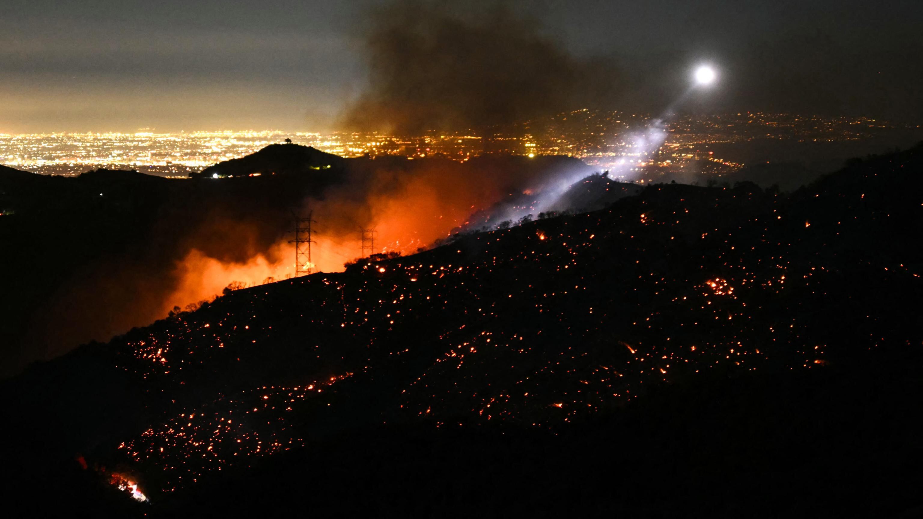 Los Angeles, venti di fuoco. "I roghi peggioreranno"