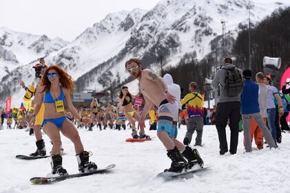 Bikini, sci e divertimento. Ecco il carnevale degli sciatori 6
