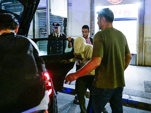 Disoccupato, con la passione per il lusso. Chi è l’uomo che sparava in strada a Roma