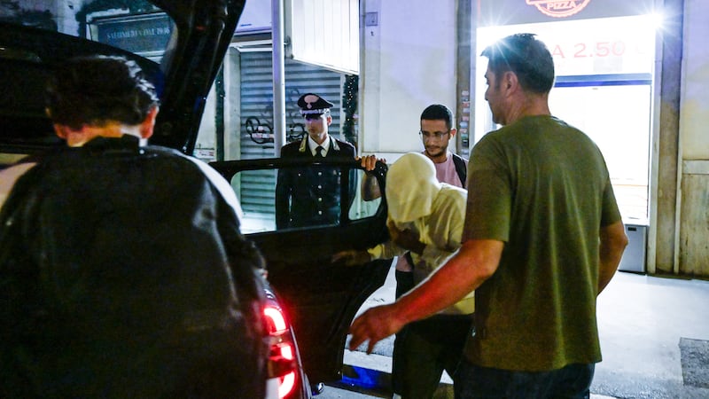 Disoccupato, con la passione per il lusso. Chi è l’uomo che sparava in strada a Roma