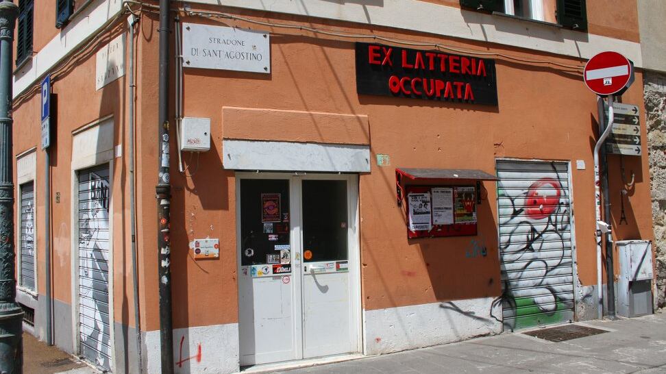 Il blitz dei carabinieri per il furto e l'aggressione degli anarchici. Notte di violenza a Genova