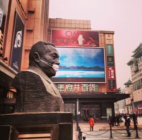 Pechino protesta: maschere anti-smog sulle statue 1