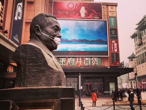 Pechino protesta: maschere anti-smog sulle statue