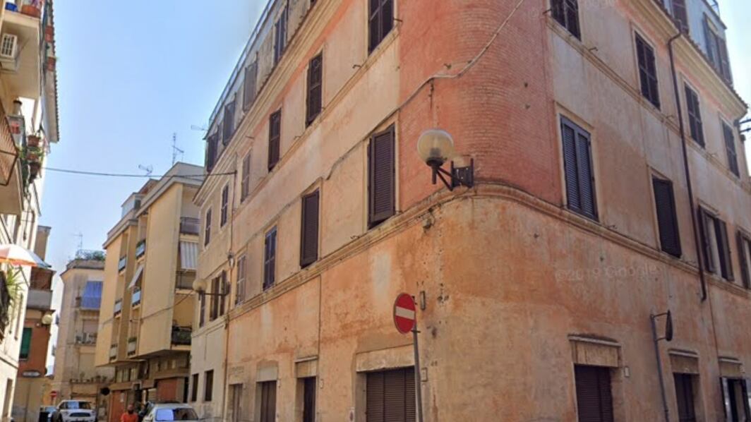''Non posso perdere il posto in fila'', anziano muore in strada tra l'indifferenza dei passanti
