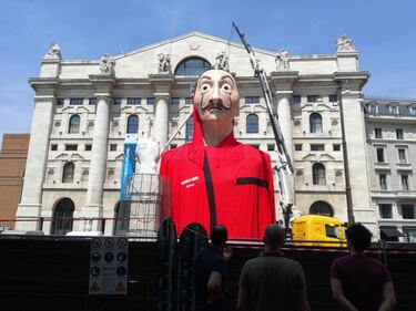 L'enorme maschera de La Casa di Carta in Piazza Affari a Milano 3