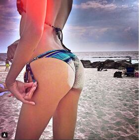 Daniela Braga, su Instagram con il lato B in mostra 11