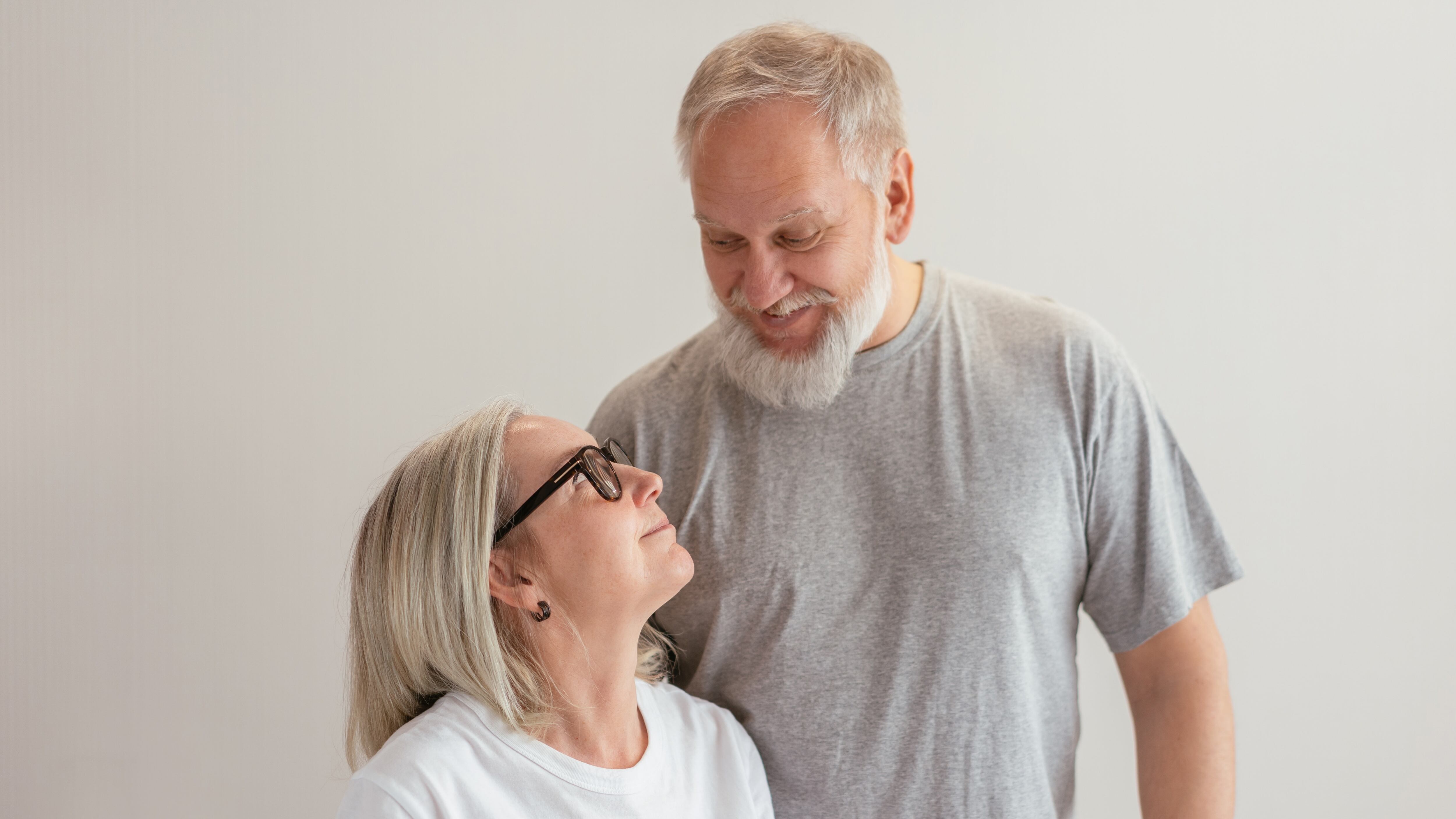 Mal di schiena a 60 anni, cosa fare e cosa non fare