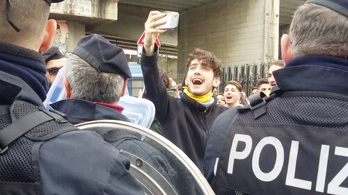 Di Maio nel suo liceo: contestato da studenti e lavoratori 9