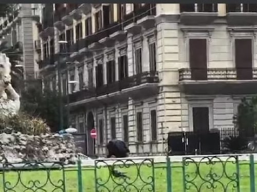 Fa i bisogni nella storica piazza Sannazzaro: la denuncia con video di un cittadino napoletano