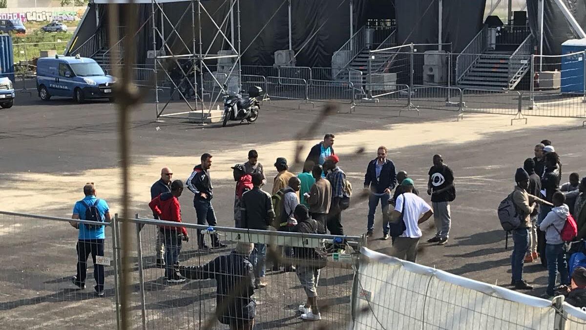Immigrati sgomberati da scalo Porta Romana: "Eventi ogni giorno"